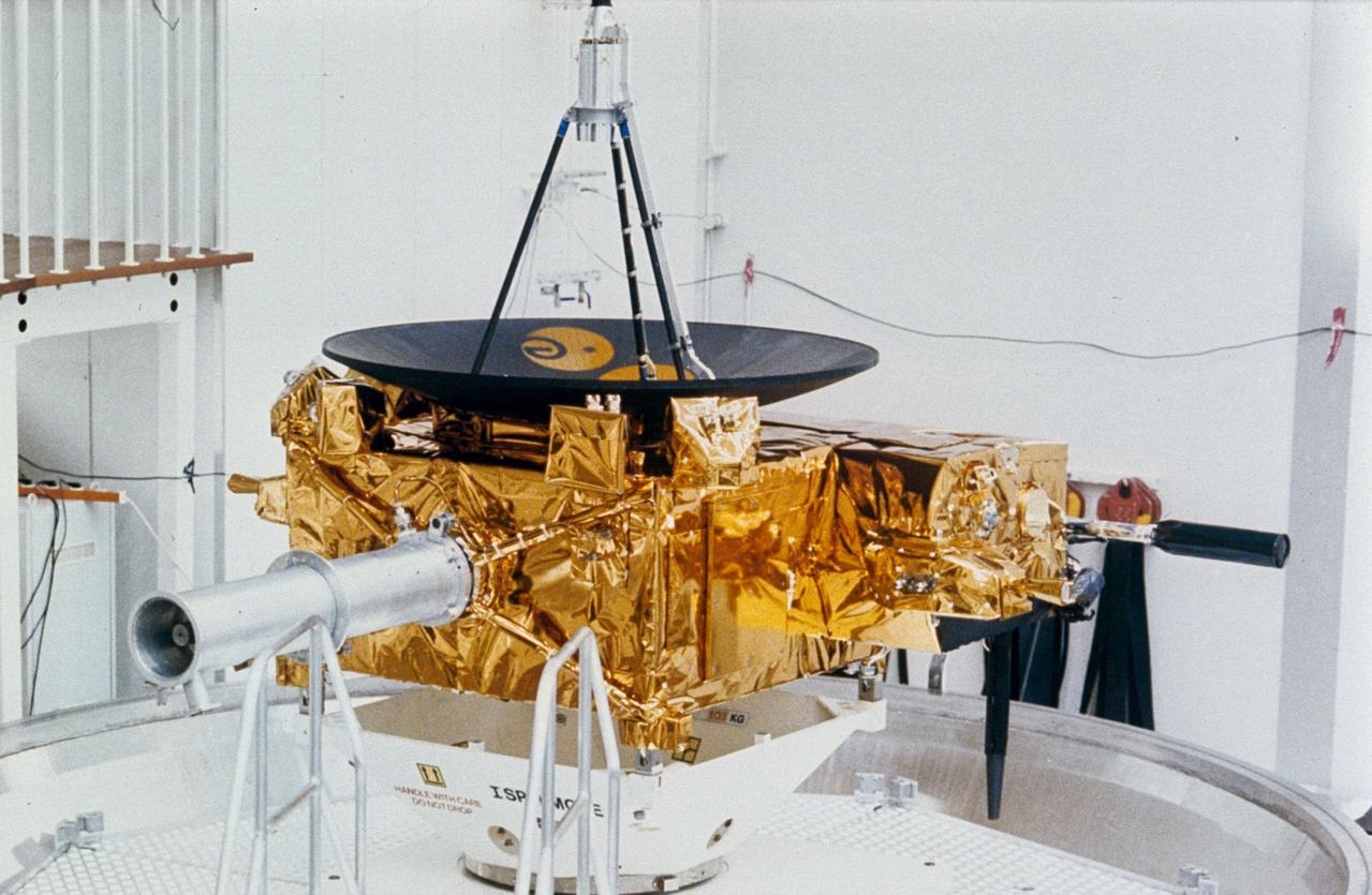 Ulysses — STS-41 mission charts, computer-generated and artist concept drawings, photos